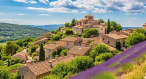 Ce village perché de Provence, baigné de lumière, est l’un des plus beaux de la région