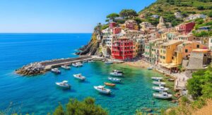 Vous avez adoré Santorin ? Préparez-vous à tomber sous le charme de ce coin secret de Méditerranée, et surtout sans exploser votre budget