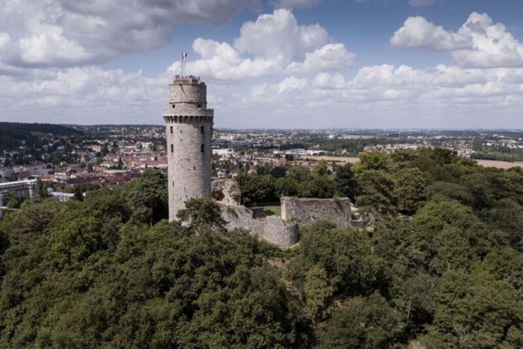 Cette tour du Moyen âge au panorama unique sur l’Essonne a servi a mesurer la vitesse de la lumière