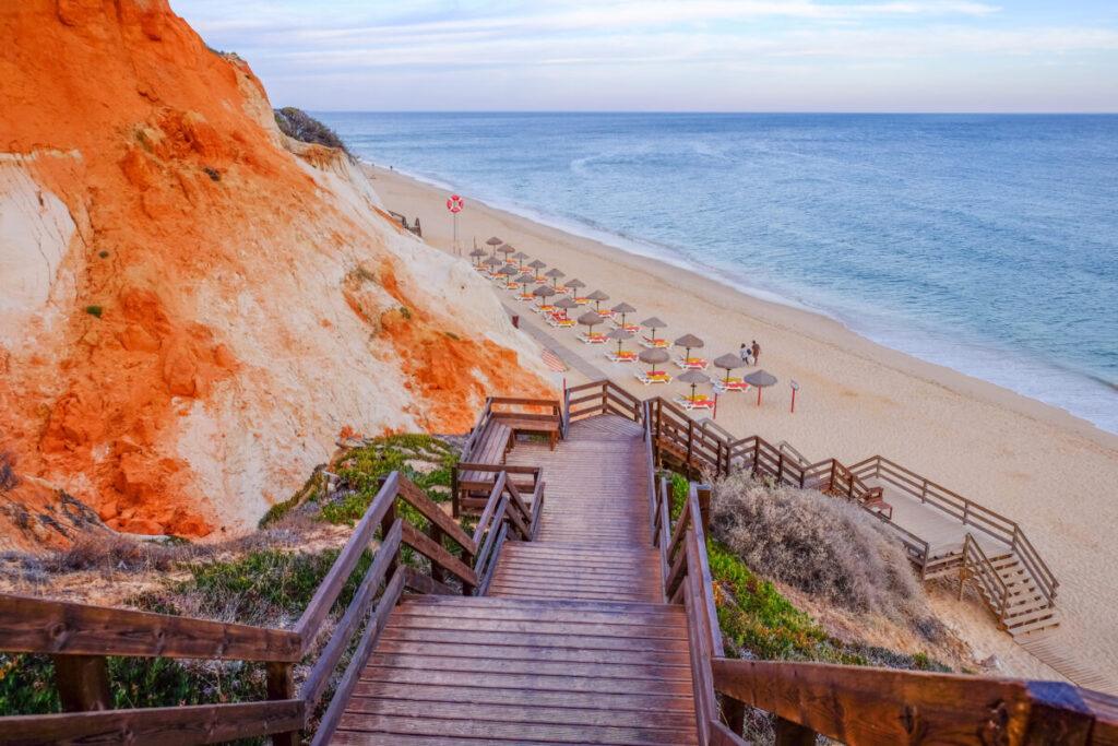 En Algarve, cette plage portugaise a été élue la plus belle du monde, entre falaises ocre grandioses et sable doré