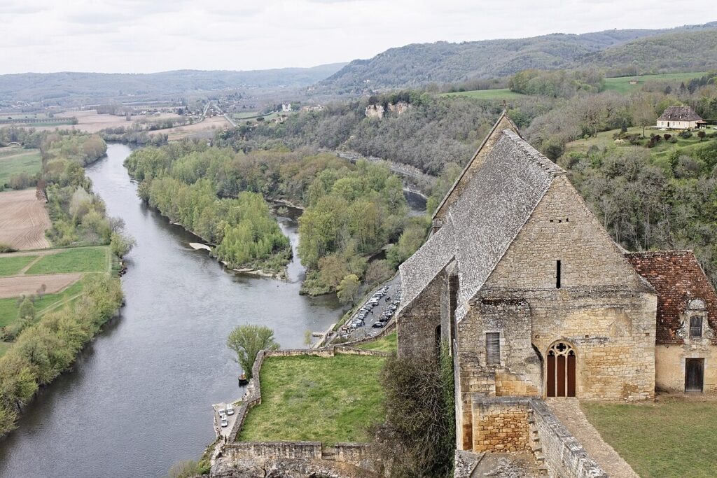 À 1h30 de Bordeaux, ce village au bord de la Dordogne figure parmi les plus beaux de France