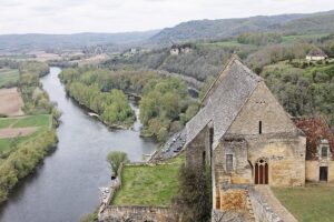 À 1h30 de Bordeaux, ce village au bord de la Dordogne figure parmi les plus beaux de France