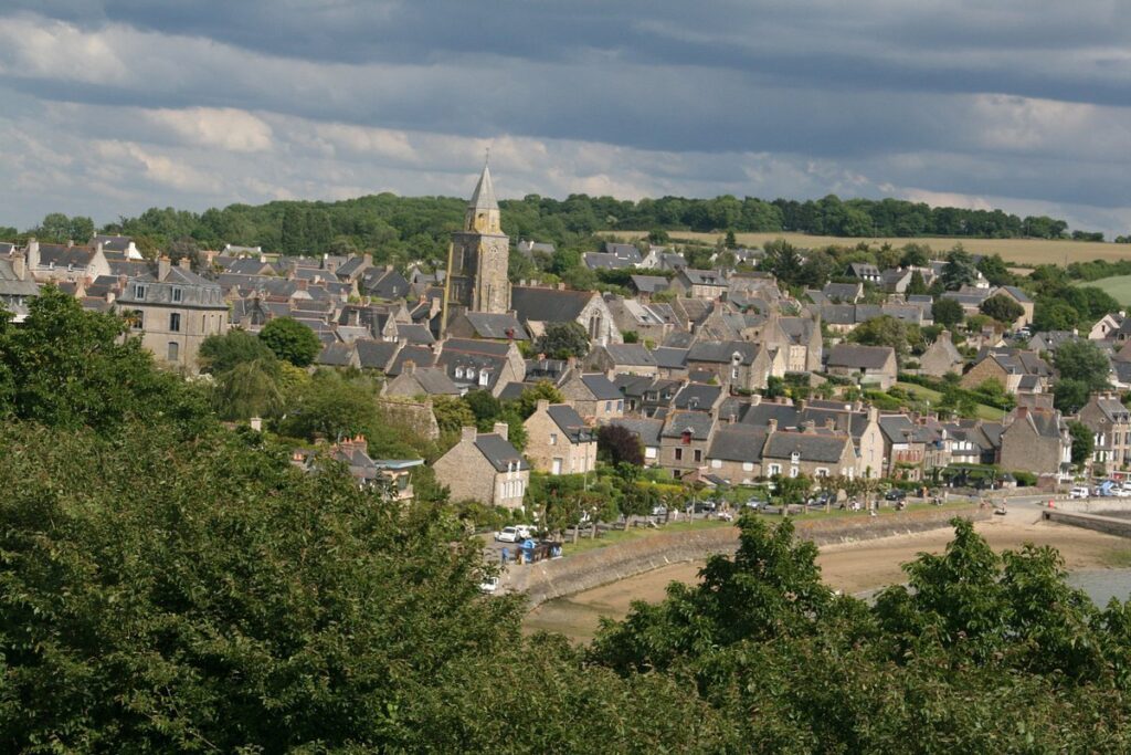 Moins connue que Saint-Malo, plus paisible que Dinard : ce port breton conserve une élégance intacte