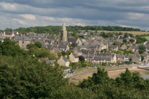 Moins connue que Saint-Malo, plus paisible que Dinard : ce port breton conserve une élégance intacte