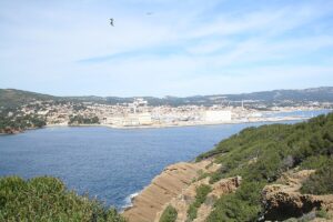Moins bruyante que Marseille, plus secrète que Cassis : cette ville côtière devient un havre recherché