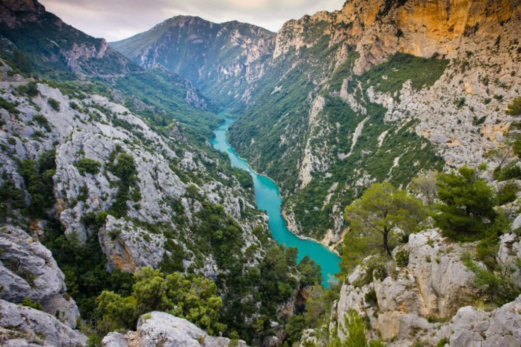 Surnommé le “Grand Canyon français”, ce site naturel spectaculaire reste pourtant méconnu